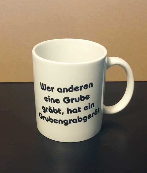 Wer anderen eine Grube gräbt, Sprüchetasse